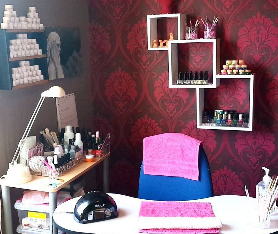 nail station with nail lamp